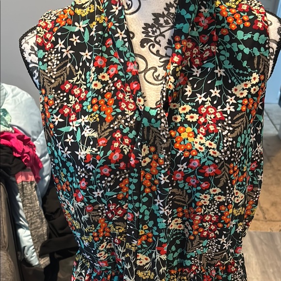 Chic Floral Midi Dress with Lace Trim - Picture 3 of 5